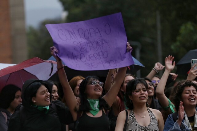 Pille cómo avanzan las marchas a esta hora en Bogotá Desde hace varios días se habían programado varias marchas por las distintas calles de la capital por parte de varios colectivos de feministas, quienes conmemoran el Día Internacional de la Mujer, por lo que empezaron a aglomerarse en diferentes puntos.