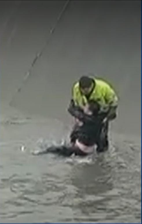 Policía rescató a hombre que cayó a un caño en Teusaquillo Un policía no dudó en lanzarse a un caño para rescatar a un hombre que por accidente se cayó.