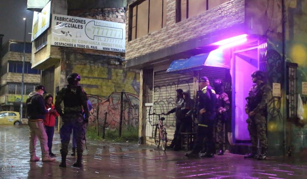Rescatan a menores que estaban en casa de prostitución Una vez más, el Comando Nocturno en Bogotá, se tomó la localidad de Ciudad Bolívar con el fin de mejorar la seguridad de la comunidad y proteger los derechos de los niños, niñas y adolescentes.