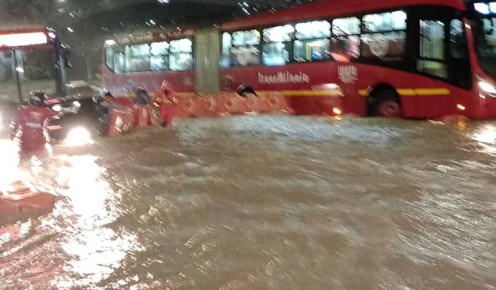 Gran caos por lluvias: inundaciones ocasionaron el cierre del Portal de Usme En las últimas horas, las fuertes lluvias que se han presentado, han ocasionado graves emergencias, tanto así que TransMilenio se vio obligado a cerrar las operaciones en el Portal de Usme y algunas estaciones aledañas.