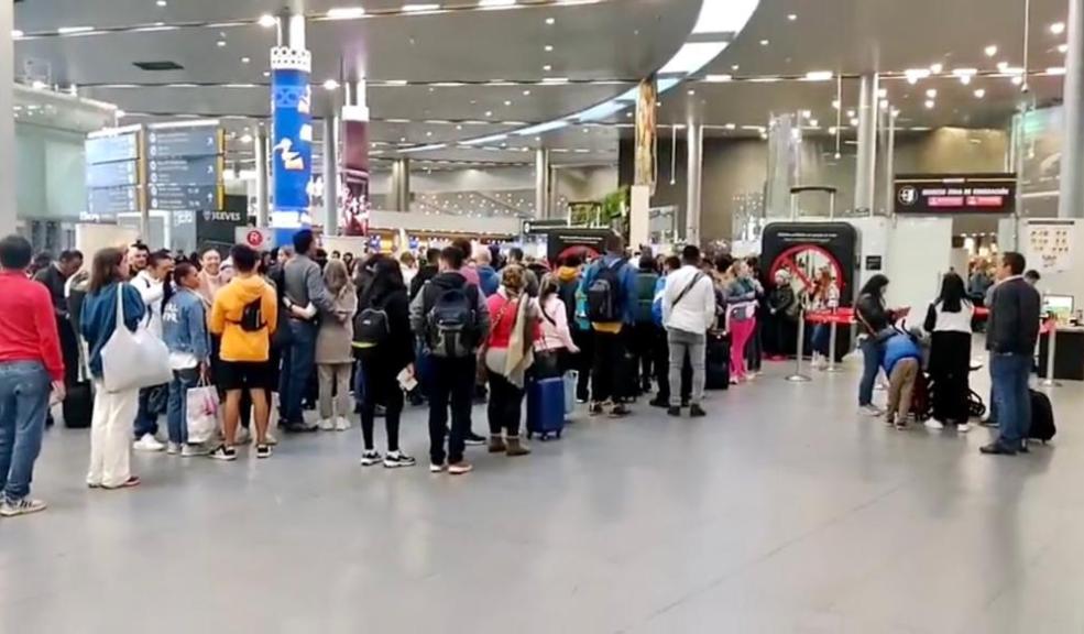 Caos en el Aeropuerto El Dorado por falla en el servicio biométrico de Migración En la mañana de este miércoles 15 de marzo, decenas de viajeros reportaron desde el Aeropuerto el Dorado, problemas para pasar el control migratorio.