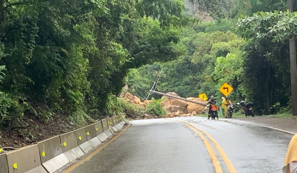 A esta hora se presenta cierre total en la vía Bogotá-Girardot por derrumbe Deslizamientos de rocas ocasionaron el cierre total de la vía Bogotá-Girardot en el kilómetro 38, sector mosqueral.