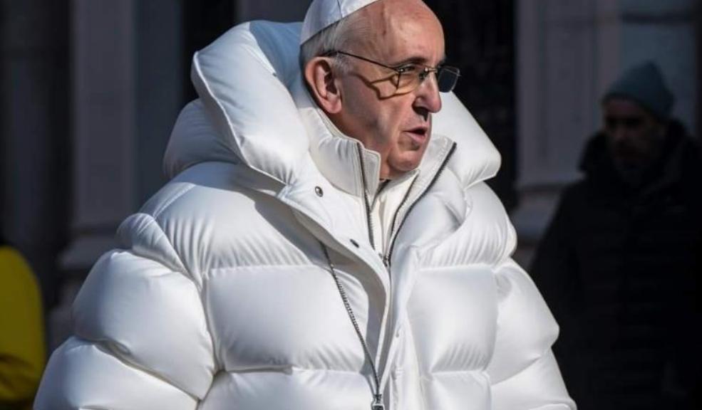 El fashionista look del Papa El Papa Francisco causó revuelo en las redes sociales luego de lucir un moderno y fashionista abrigo blanco.
