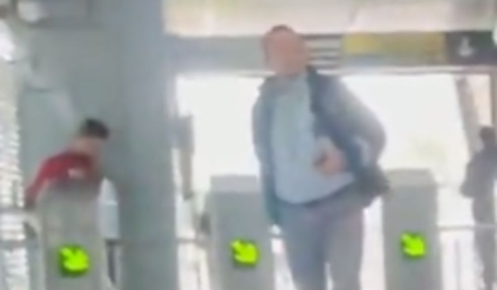 En video: Pillaron a conductor de TransMilenio colándose en una de las estaciones En un video que se ha compartido en redes sociales, quedó captado el momento en el que un conductor de la empresa TransMilenio se cuela por los torniquetes de una de las estaciones.
