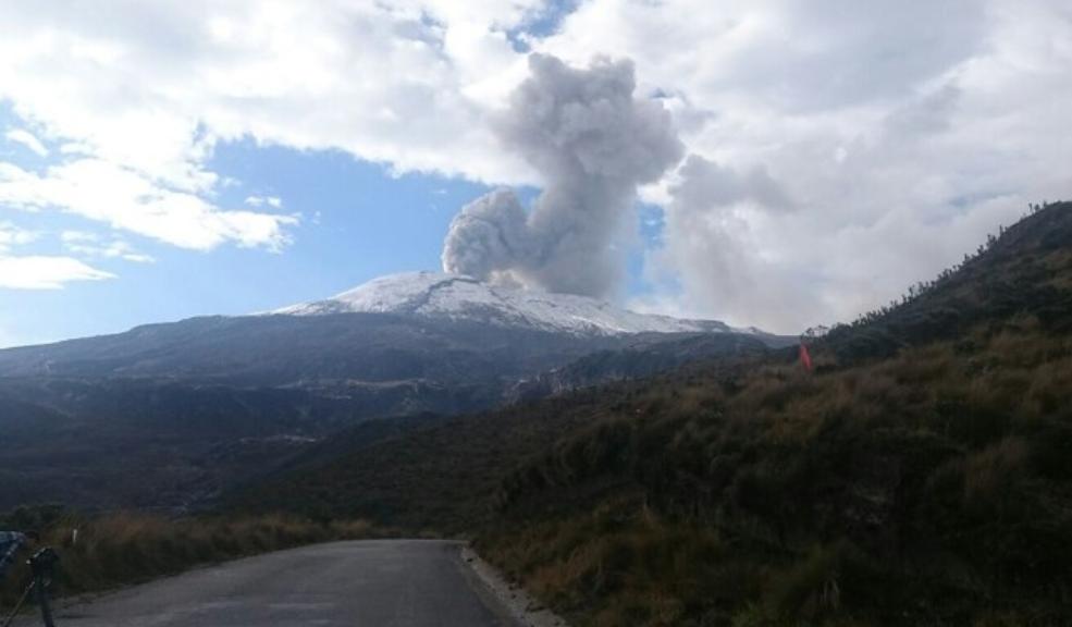 Alerta en el Nevado del Ruiz: reportan alta presencia de ceniza Continua la actividad sísmica en el volcán Nevado del Ruiz con movimiento de fluidos en los conductos volcánicos y emisión de gases y ceniza.