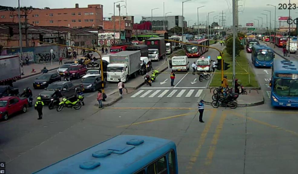 Aparatoso accidente de tránsito cobró la vida de un ciclista en la Autopista Sur Se conoció que el siniestro vial se presentó la mañana de este viernes entre un articulado de TransMilenio y un ciclista en la Autopista Sur.