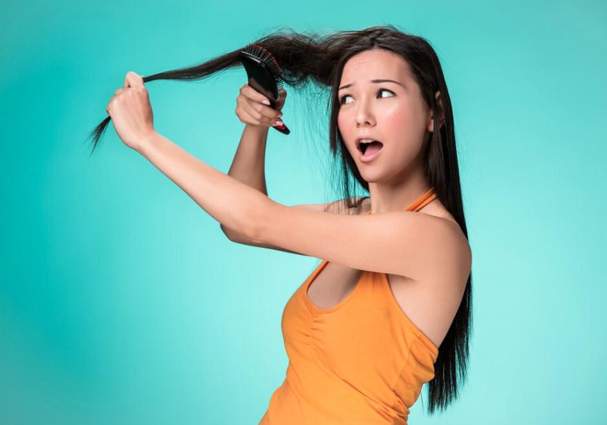 Que el frizz no le haga el cabello imposible Uno de los ‘enemigos’ del cabello de la mujer definitivamente es el frizz, que se da por muchas razones y que se ve como un efecto que nos hace parecer como electrocutadas.