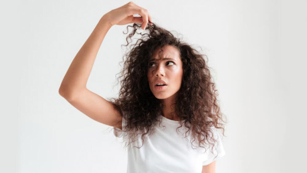 Que el frizz no le haga el cabello imposible Uno de los ‘enemigos’ del cabello de la mujer definitivamente es el frizz, que se da por muchas razones y que se ve como un efecto que nos hace parecer como electrocutadas.