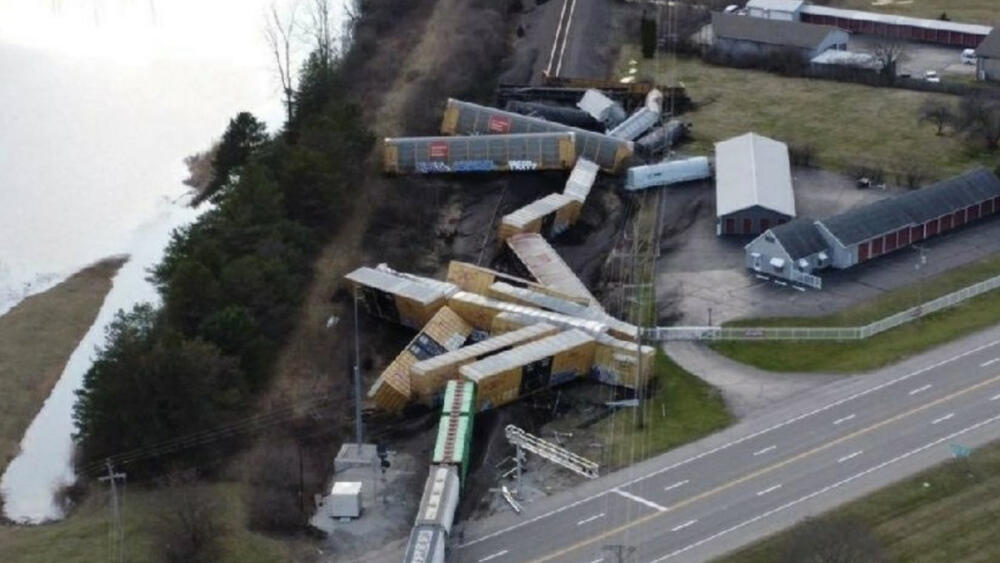 Se descarriló otro tren en Estados Unidos, ya van 2 en menos de un mes 20 de los 212 vagones del tren se salieron de la vía y provocaron problemas con el servicio de energía. Es el segundo accidente de este tipo.