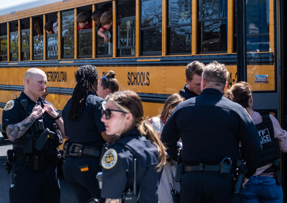 6 muertos deja tiroteo en una escuela de Estados Unidos Tres niños y tres adultos muertos dejó un tiroteo que se presentó en una escuela cristiana privada en Nashville, Estados Unidos, luego de que una mujer de 28 años irrumpió en el centro educativo cargada de dos rifles y una pistola.