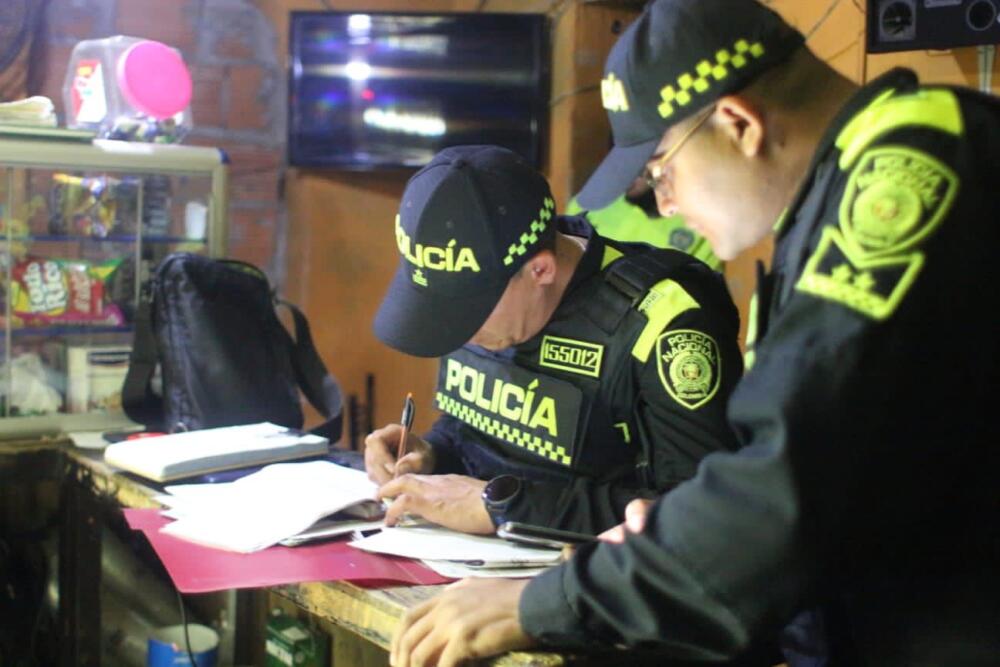 Rescatan a menores que estaban en casa de prostitución Una vez más, el Comando Nocturno en Bogotá, se tomó la localidad de Ciudad Bolívar con el fin de mejorar la seguridad de la comunidad y proteger los derechos de los niños, niñas y adolescentes.