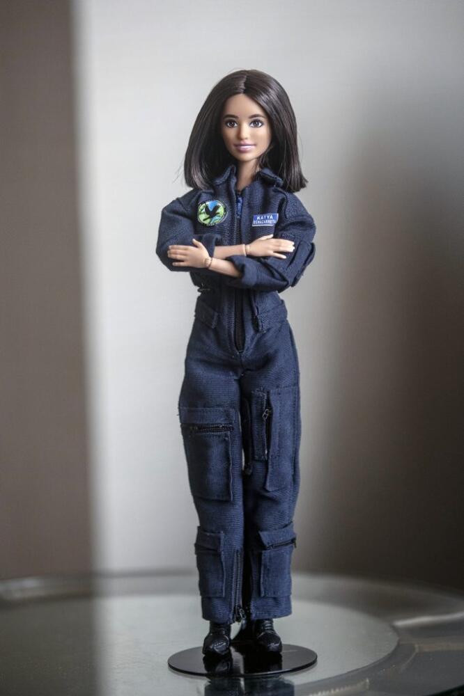 La Barbie astronauta sí existe y es inspirada en una mujer latina  Katya Echazarreta es una astronauta mexica que sirvió como inspiración a la marca Mattel para crear una Barbie como reconocimiento a las “mujeres que rompen los límites”. 