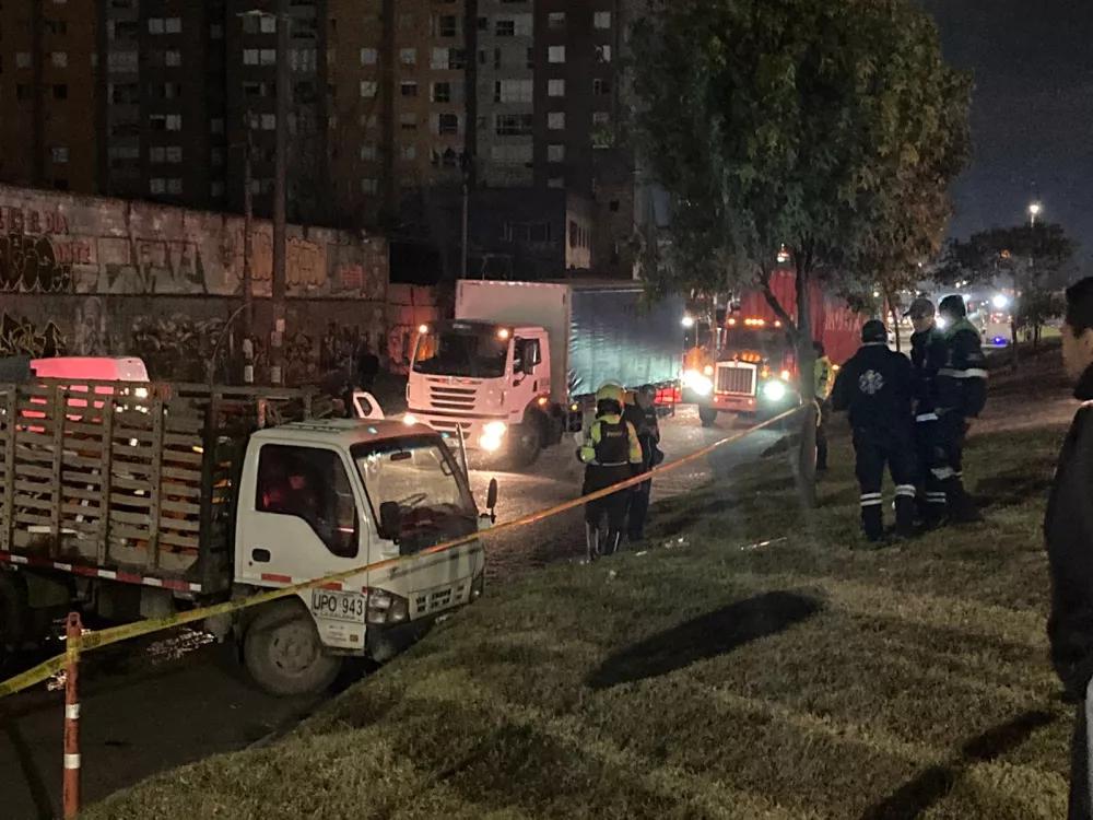 En fatales accidentes murieron dos personas al occidente de Bogotá En la madrugada de este miércoles se presentó un caos vehícular al occidente de la capital, debido a dos aparatosos accidente en el que murieron dos personas.