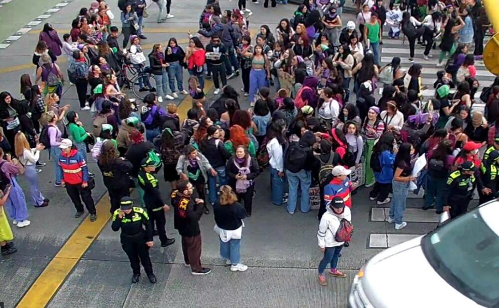 Caos vial en Bogotá por marchas del Día de la Mujer A esta hora se presentan no solo desmanes en el centro de la capital, sino también la movilidad se está viendo afectada por cuenta de las manifestaciones que se presentan en conmemoración del Día Internacional de la Mujer.
