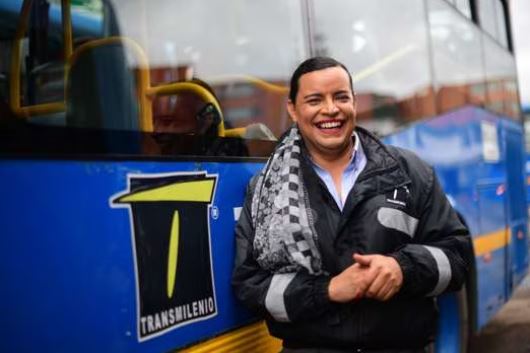 Victoria, la primera mujer trans en conducir un bus del SITP Un nuevo reto para su vida aceptó Victoria Tirado, al convertirse en los últimos días, en la primera mujer trans en conducir un bus del Sistema Integrado de Tránsporte Público de Bogotá.