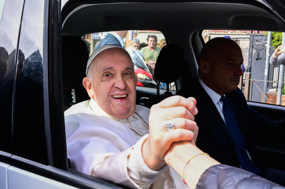 El papa Francisco salió del hospital El Papa salió en horas de la mañana del hospital de Roma Gemelli, tras cuatro días ingresado por una bronquitis. Al bajarse del vehículo saludó a un grupo de periodistas que estaban esperándolo y le preguntaron cómo se encontraba. El pontífice exclamó ante ellos: "Sigo todavía vivo".