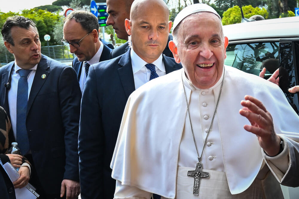 El papa Francisco salió del hospital El Papa salió en horas de la mañana del hospital de Roma Gemelli, tras cuatro días ingresado por una bronquitis. Al bajarse del vehículo saludó a un grupo de periodistas que estaban esperándolo y le preguntaron cómo se encontraba. El pontífice exclamó ante ellos: "Sigo todavía vivo".