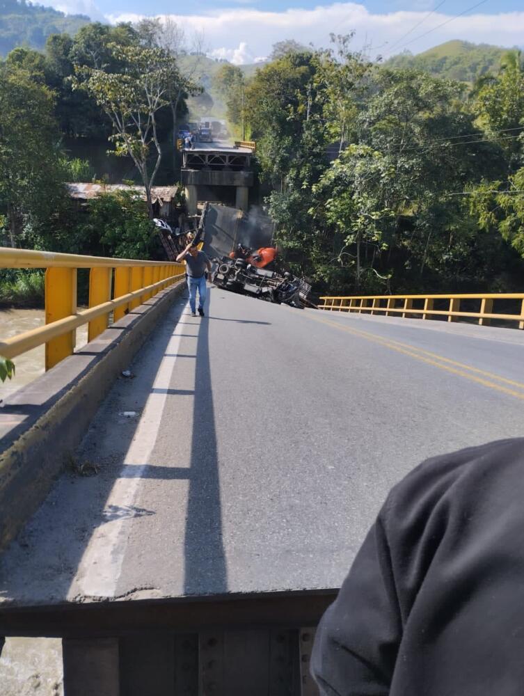 40% de los puentes en Colombia se encuentran deteriorados: MinTransporte MinTransporte indicó que el 40 por ciento de los puentes en el país se encuentran deteriorados, lo que deja un panorama preocupante para el Gobierno Nacional.