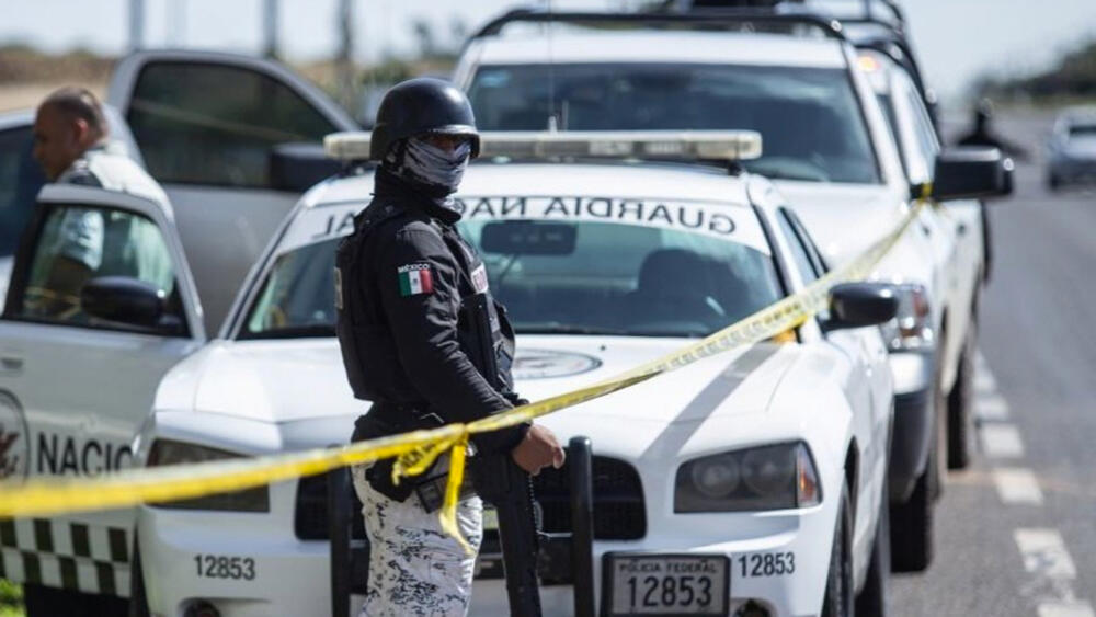 Asesinan a colombianos a bala en carretera de México Una familia que se movilizaba en una camioneta por una carretera en Zacatecas (México) fue atacada por criminales y cuatro personas murieron