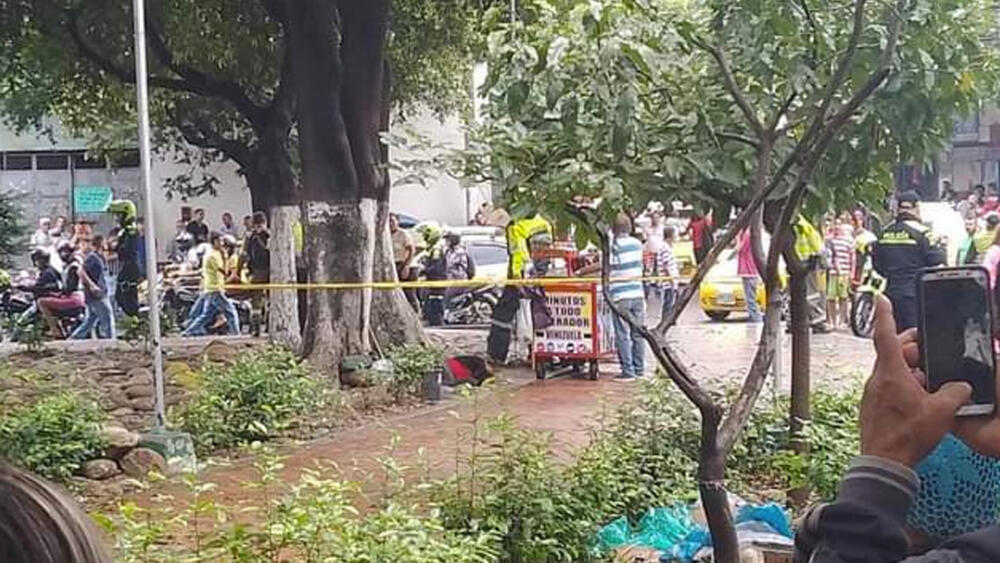 Atentado terrorista en Cúcuta: estalla bomba en el centro y deja varias víctimas A las 11:20 de la mañana de este lunes 17 de abril, en el centro de la ciudad de Cúcuta estalló una bomba que dejó como saldo a una mujer muerta y a varias personas heridas, según reportaron las autoridades.
