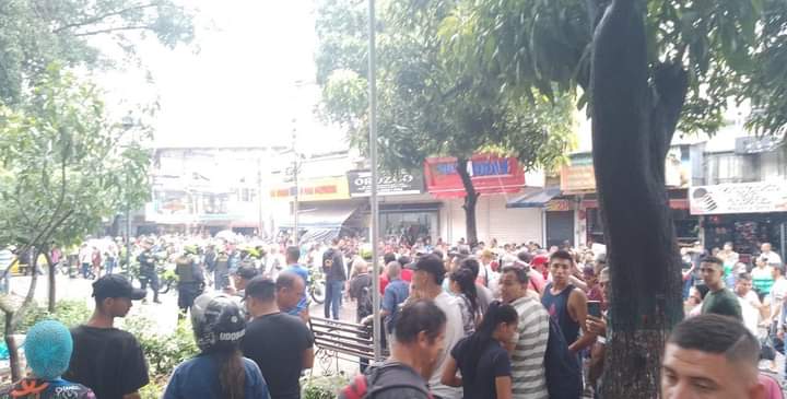 Atentado terrorista en Cúcuta: estalla bomba en el centro y deja varias víctimas A las 11:20 de la mañana de este lunes 17 de abril, en el centro de la ciudad de Cúcuta estalló una bomba que dejó como saldo a una mujer muerta y a varias personas heridas, según reportaron las autoridades.