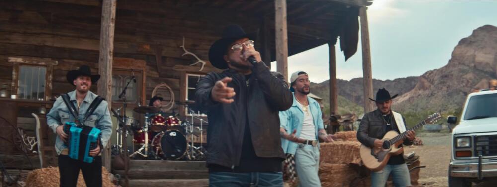 Bad Bunny lanza su nueva canción al estilo regional mexicano El cantante Bad Bunny no para de sorprender, ahora incursiona en otros géneros musicales.