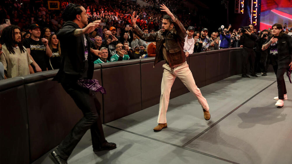 Bad Bunny protagonizó tremenda pelea de lucha libre Bad Bunny se enfrentó con un luchador en el Arena de Los Ángeles California durante un evento televisado de la World Wrestling Entertainment (WWE).