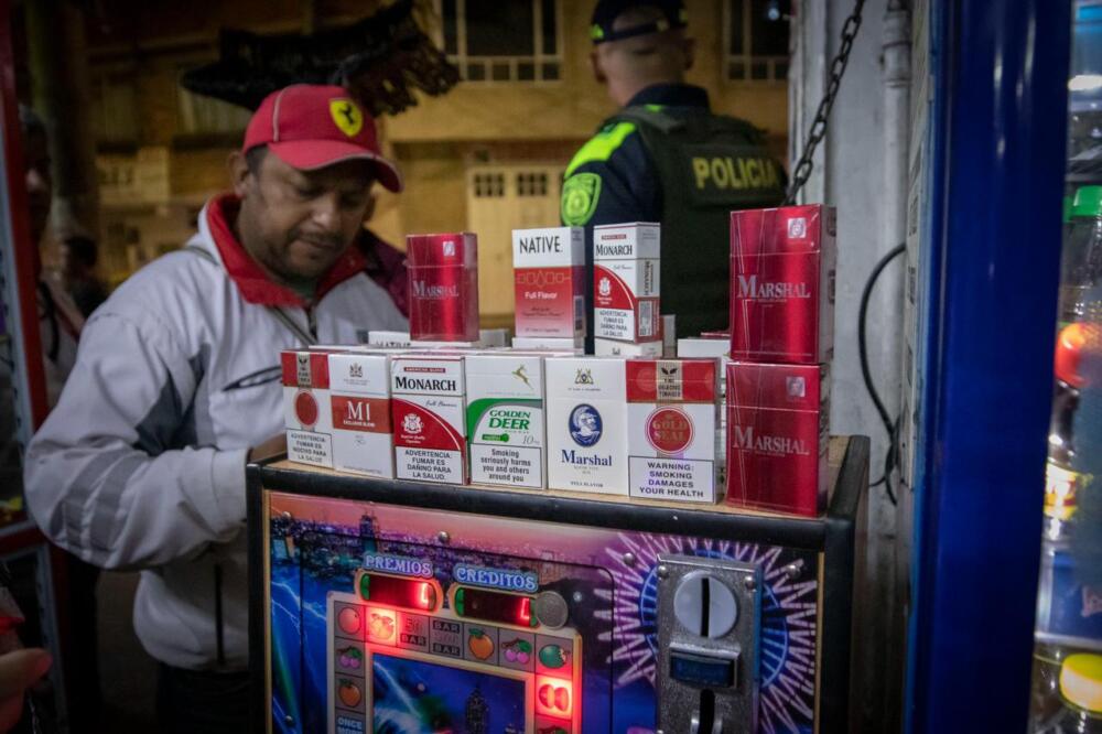 Cerraron 6 locales comerciales por venta de licor adulterado en Bogotá El Comando Nocturno de Seguridad de Bogotá, llevó a cabo un operativo conjunto con la Policía de Bogotá y diferentes entidades del Distrito, en las localidades de Tunjuelito y Rafael Uribe Uribe en donde suspendieron 6 locales comerciales por diferentes irregularidades.