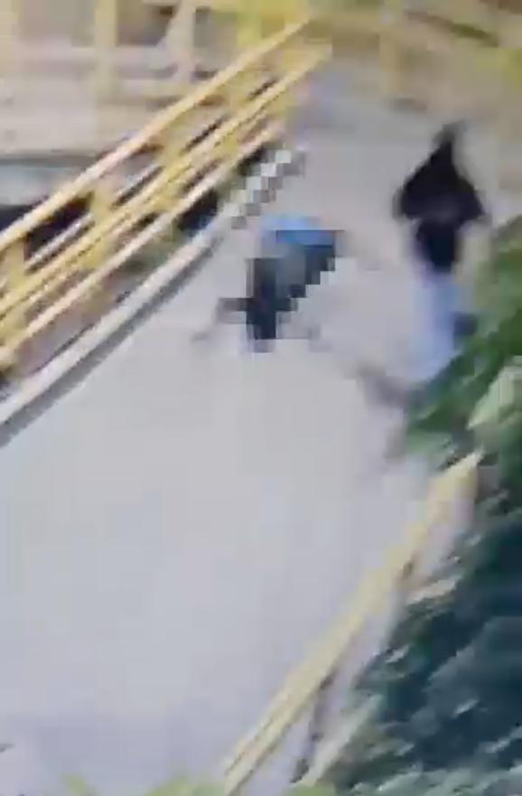 EN VIDEO: Con cuchillo robaron a una mujer en la localidad de Chapinero En video quedó grabado el momento en el que tres hombres intiman a una mujer que se movilizaba en una patineta eléctrica en el puente peatonal de la Calle 94 con NQS de la localidad de Chapinero. Uno de estos hombres se le acerca en una bicicleta y la amenaza con un arma cortopunzante. 