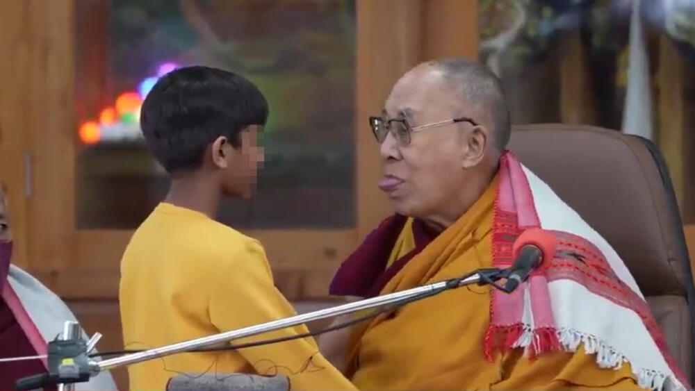 Dalái Lama se disculpó por besar a un niño en la boca Luego de que Dalái Lama causara gran indignación en el mundo entero, por besar y pedir a un niño que le chupara la lengua en medio de un acto religioso, el líder budista pidió disculpas públicamente.