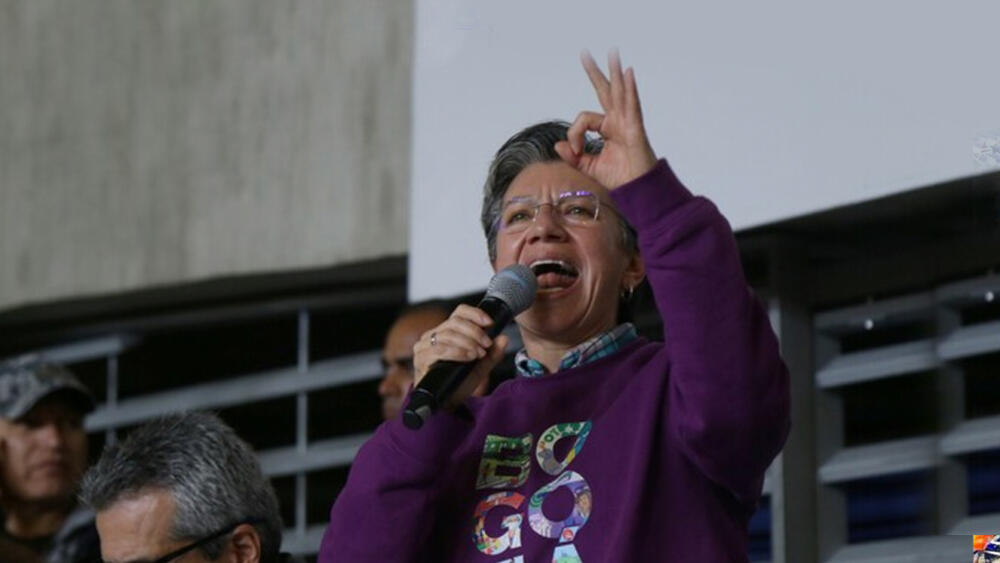 Dura advertencia de Claudia Lopez a los conductores La Alcaldesa Mayor de Bogotá, Claudia López, tiene entre ojos a los conductores de de carros y motos de la ciudad, así lo demostró con unas fotos que publicó en sus redes sociales, en las que advirtió en un tono amenazante a estas personas.