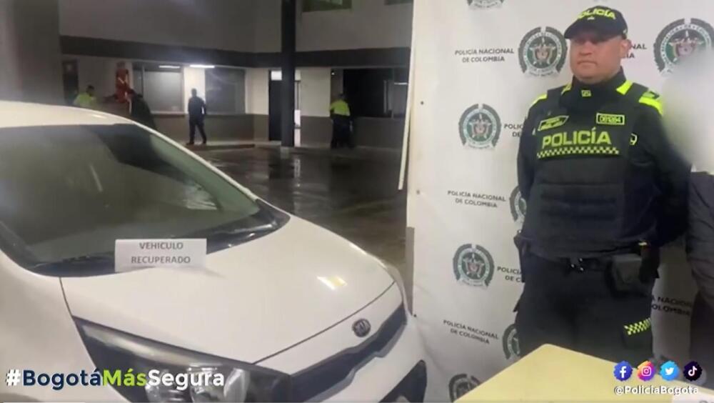 En Usme capturaron a pareja dedicada al robo de carros En las últimas horas, la Policía Metropolitana de Bogotá reportó la captura de una mujer y un hombre que se dedicaban al hurto de vehículos en la localidad de Usme, la pareja intimidaba a sus víctimas utilizando un arma de fuego. 