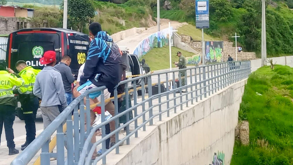 Encontraron bandera y panfletos del Eln en Bogotá En la madrugada de este lunes, en el sector el sector Amapola de la localidad de San Cristóbal al sur de Bogotá, las autoridades hallaron una bandera del ELN, acompañada de panfletos de este grupo armado y una caja sospechosa.