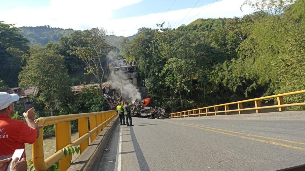 Estas son las vías alternas por la caída del puente que conecta a Quindío con Valle del Cauca Los departamentos del Valle del Cauca y el Quindío quedaron incomunicados por su vía principal luego de que en la tarde del miércoles 12 de abril, se desplomara el puente vehicular.