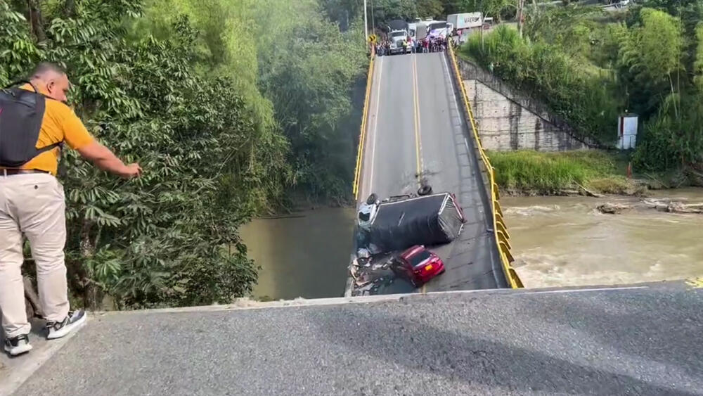 Impactantes videos: se cayó puente que une al departamento del Quindío y el Valle El puente que conecta el departamento del Quindío y el Valle del Cauca colapsó en las últimas horas, dejando varios vehículos comprometidos y personas lesionadas.