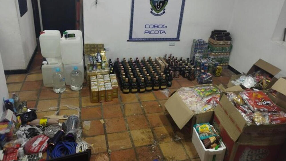 Pillan camión que pretendía entrar 600 botellas de licor a La Picota Un camión con más de 600 botellas de licor, estupefacientes y celulares, entre otras cosas, fue incautada por los agentes en la entrada de la cárcel La Picota, en Bogotá.