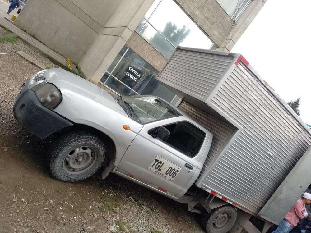 Pillan camión que pretendía entrar 600 botellas de licor a La Picota Un camión con más de 600 botellas de licor, estupefacientes y celulares, entre otras cosas, fue incautada por los agentes en la entrada de la cárcel La Picota, en Bogotá.