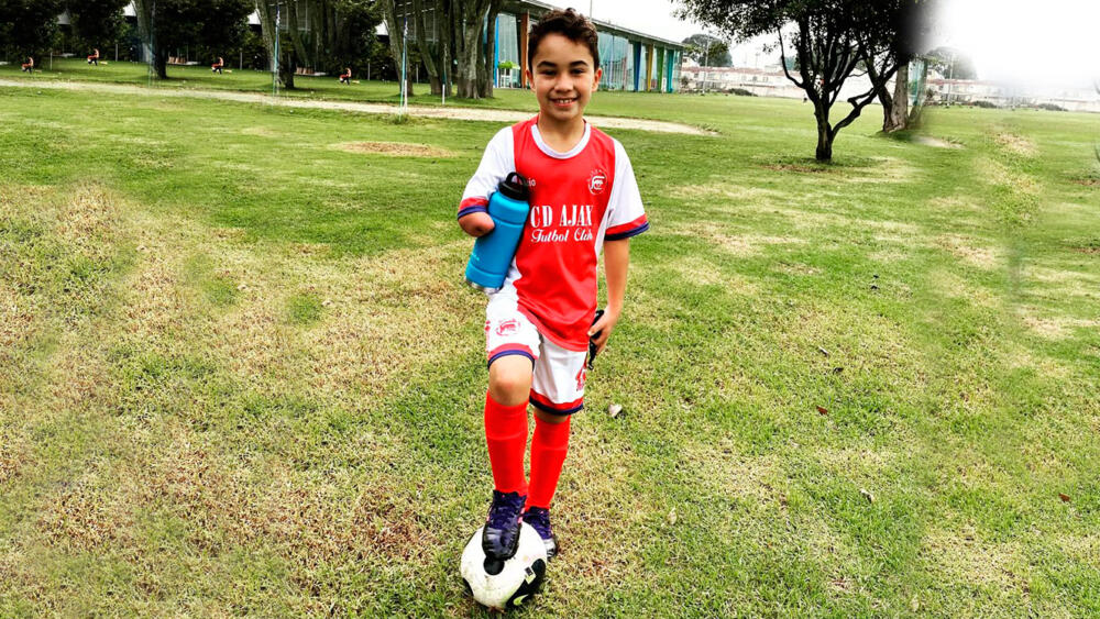 EN VIDEO: La historia de José, un pequeño crack sin límites José Gabriel Vélez Buitrago es un niño de 10 años que, desde muy pequeño, entendió el valor de confiar en sí mismo y nunca tener límites para luchar por los sueños. Eso lo llevó a romperla en el fútbol infantil, pese a tener una discapacidad física.