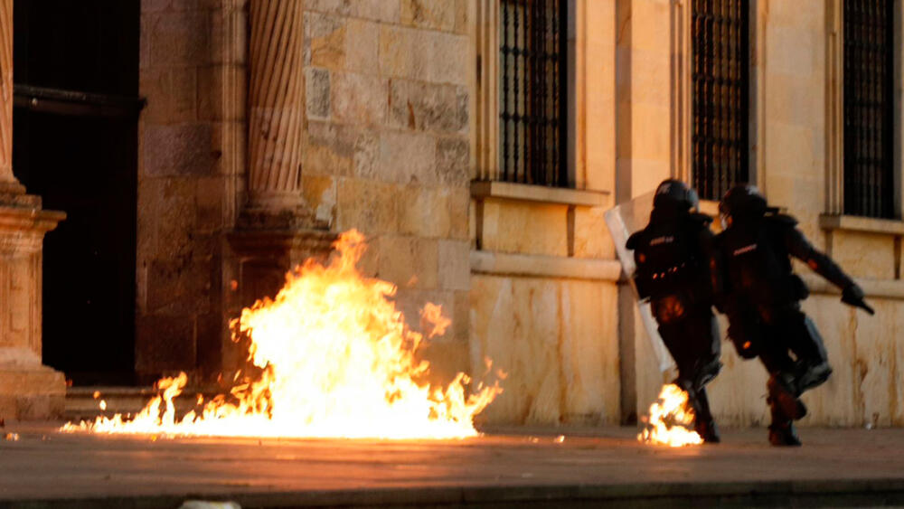 Le prendieron fuego a la Catedral Algunas personas prendieron fuego a la Catedral Primada de Bogotá, por lo que unidades del Esmad tuvieron que hacer presencia en el lugar para controlar la situación.