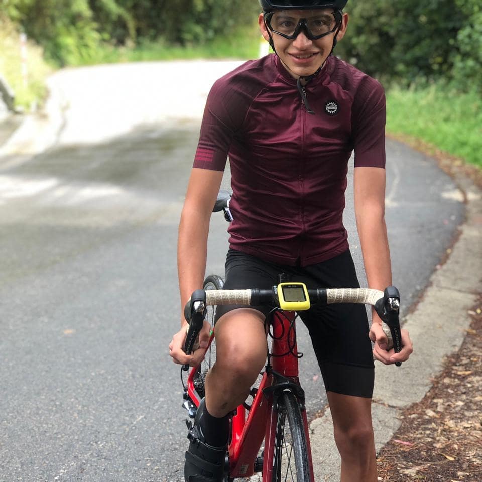 Dolorosa muerte de joven ciclista en plena carrera Juan José Ortega, un joven ciclista de 17 años, falleció cuando se encontraba en plena competencia de la Vuelta a Anapoima.