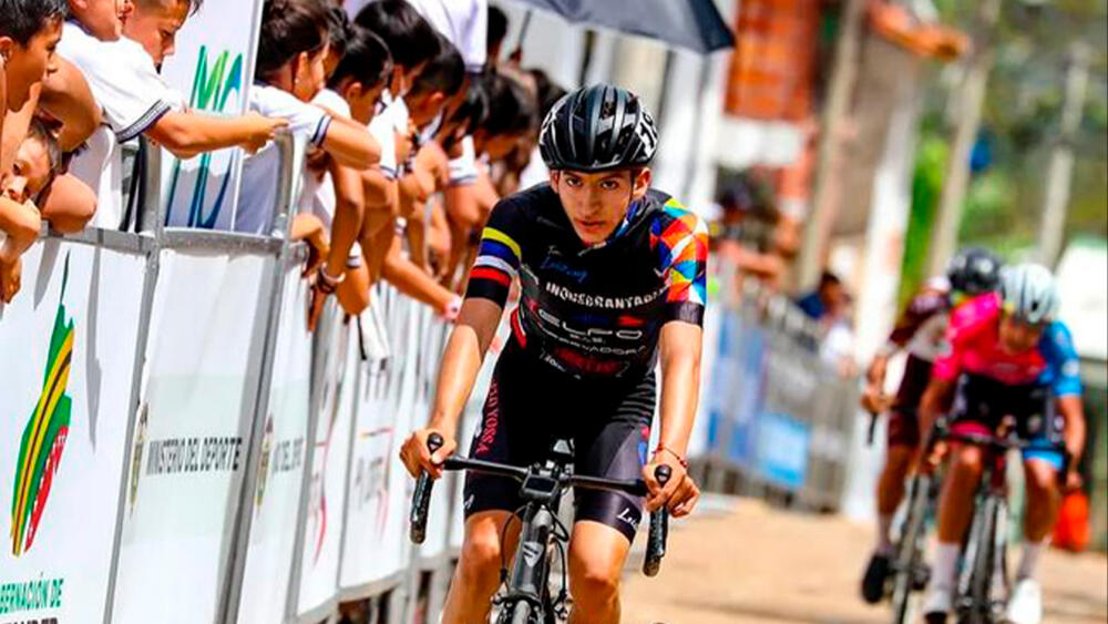 Dolorosa muerte de joven ciclista en plena carrera Juan José Ortega, un joven ciclista de 17 años, falleció cuando se encontraba en plena competencia de la Vuelta a Anapoima.
