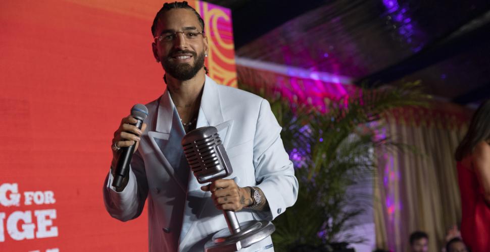 Maluma ganó premio por ayudar a la juventud con su música