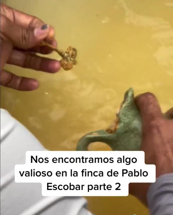 ¿Pillaron caleta de Pablo Escobar? Un tiktoker dice que encontró tesoros del capo en su finca La Manuela, ubicada en la represa de Guatapé. En un video mostró los elementos que halló.