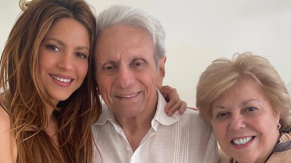 Padres de Shakira viajaran en avión ambulancia hasta Miami Debido al complicado estado de salud que presentan los padres de Shakira, se conoció que tendrán que viajar en un avión ambulancia bajo la supervisión médica para llegar a Miami en los próximos días.