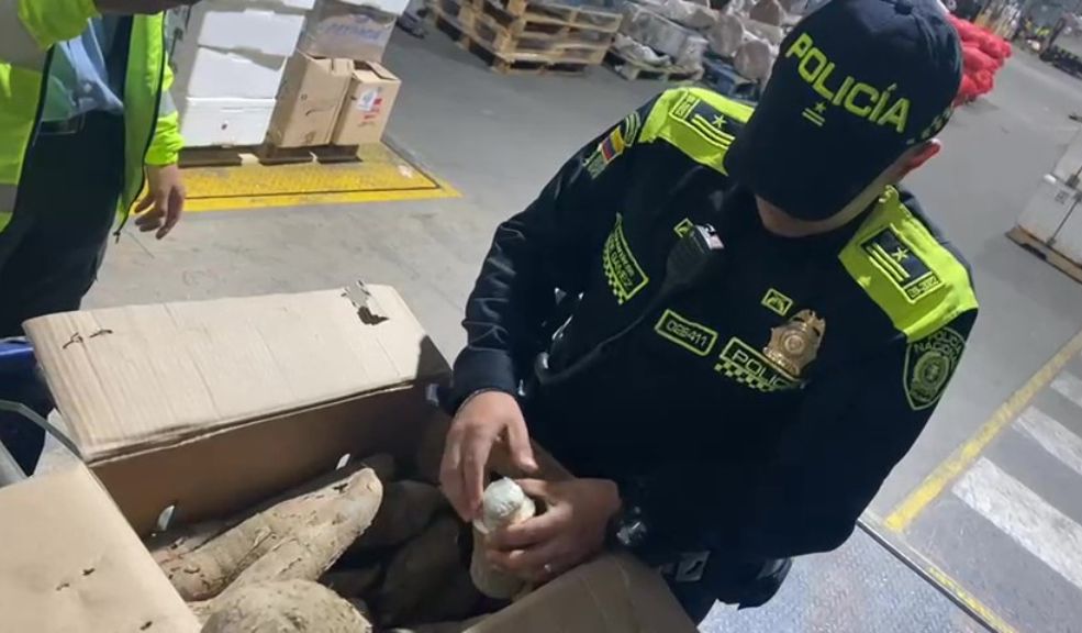 Incautaron 2000 gramos de marihuana en aeropuerto El Dorado Gracias a operativos de control de la Policía Metropolitana de Bogotá, se lograron incautar 2.020 gramos de marihuana en el aeropuerto el Dorado los cuales venían camuflados en una caja que transportaba yuca procedente del departamento de Cauca.