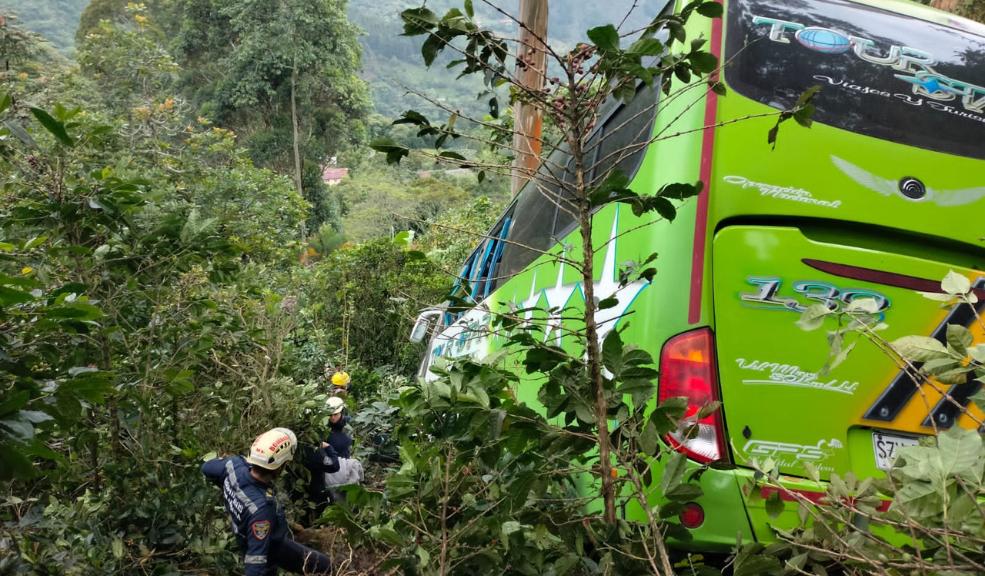 EN VIDEO: Así fue el aparatoso accidente de un bus en La Vega En un video quedó registrado el impactante momento en que un bus de turismo se sale de la vía y termina cayendo a un abismo con 40 pasajeros a bordo.