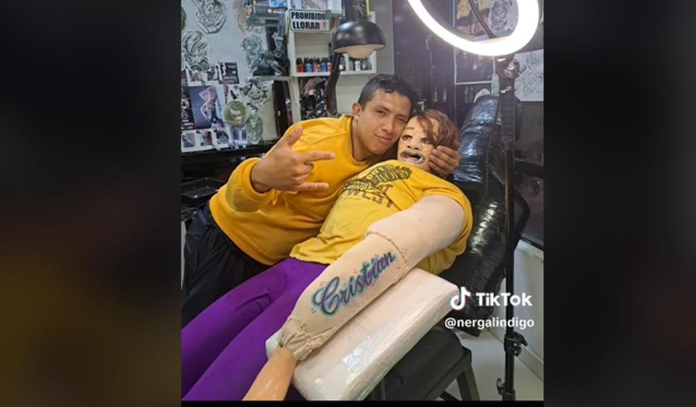 La novia de trapo de Cristian, se tatuó su nombre En las últimas horas Cristian Montenegro apareció en un viral video acompañando a su esposa de trapo a realizarse un tatuaje.