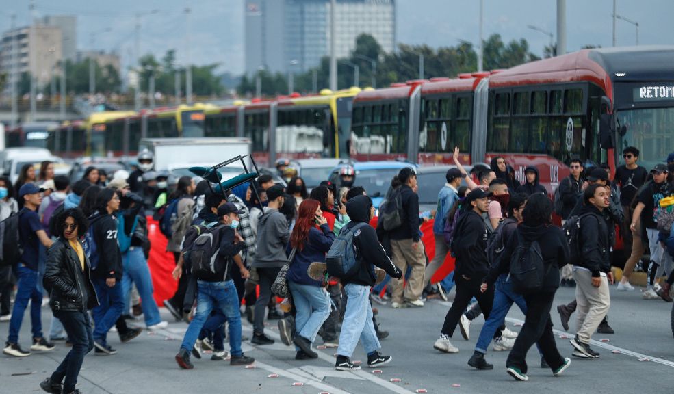 A esta hora: cierres viales por protestas en Bogotá En la tarde de este jueves se presentaron multiples protestas en diferentes partes de la ciudad, por lo que la movilidad se vio gravemente afectada.