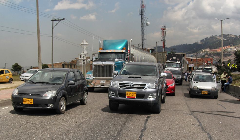 Fuerte trancón en la vía Bogotá-Girardot retrasa a los viajeros Pese a las medidas que tomaron las autoridades como parte del plan Éxodo para los viajeros durante el puente del primero de mayo, la congestión vehicular ha sido alta entre la tarde del viernes y la mañana del sábado.