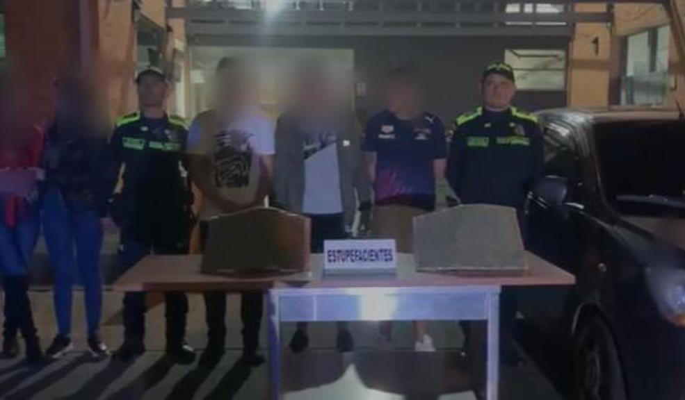 A la cana 5 personas que comercializaban droga en Puente Aranda Este Viernes Santo 5 delincuentes fueron capturados cuando se movilizaban con droga en un vehículo en el sector de Ciudad Montes en la localidad de Puente Aranda.